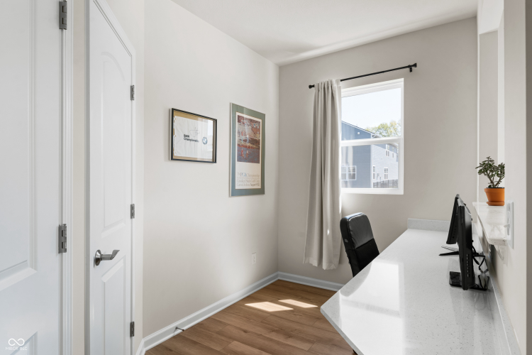 Listing Image 12