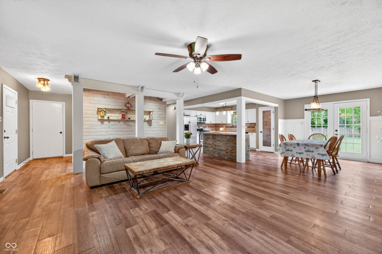 Listing Image 4
