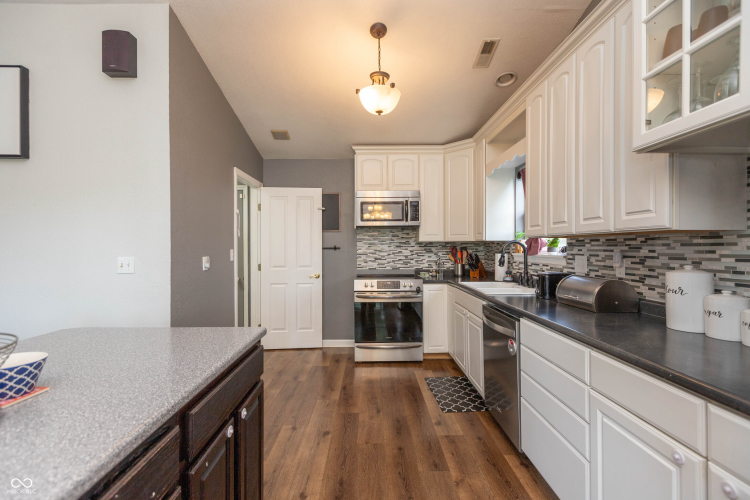 Listing Image 12