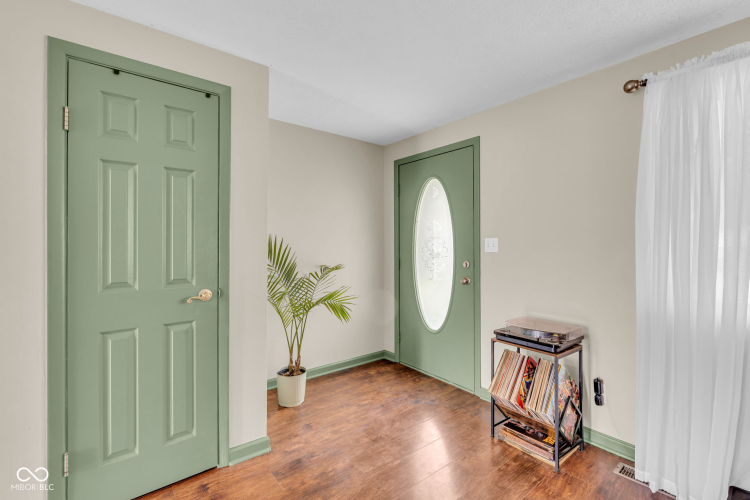 Listing Image 11