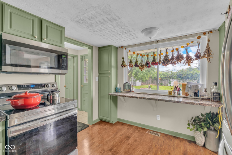 Listing Image 6