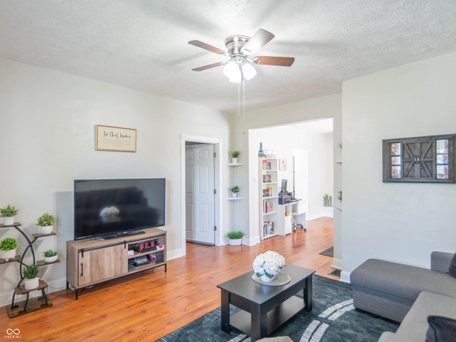 Listing Image 4