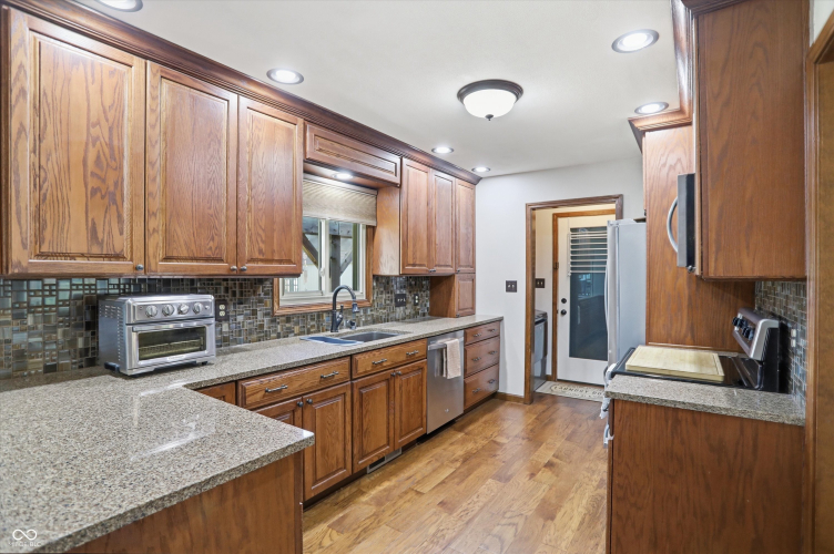 Listing Image 6