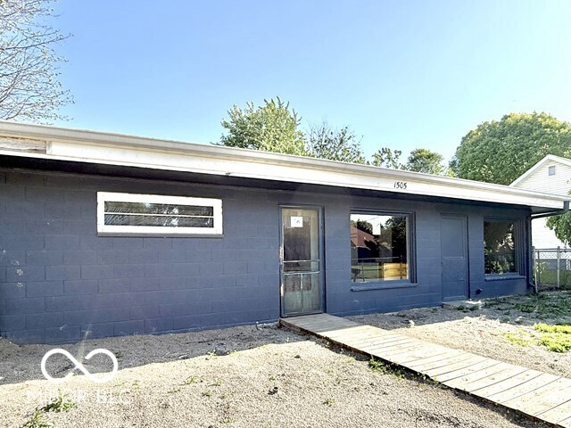 Listing Image 4