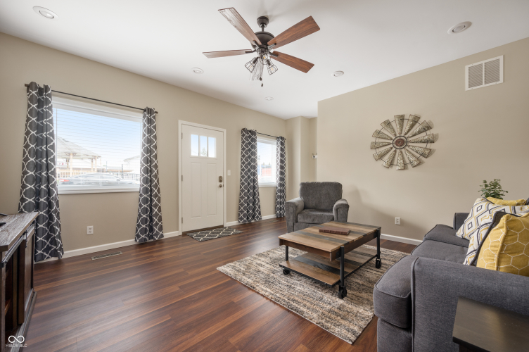Listing Image 4