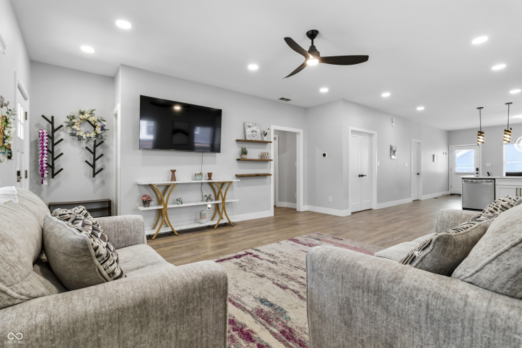 Listing Image 11
