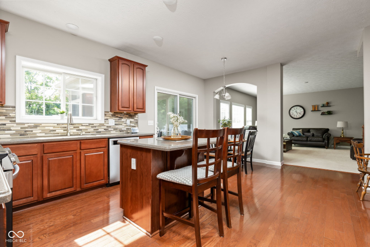 Listing Image 12