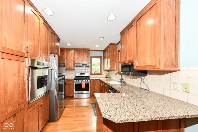 Listing Image 4