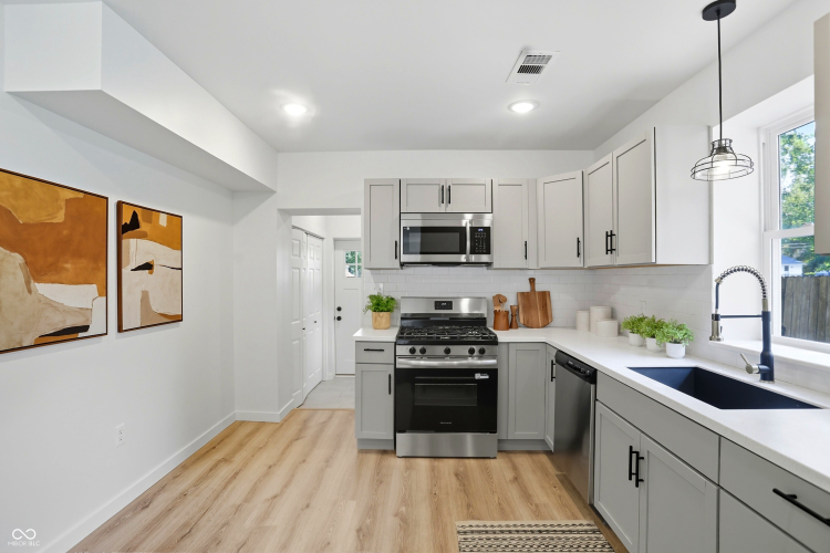 Listing Image 12