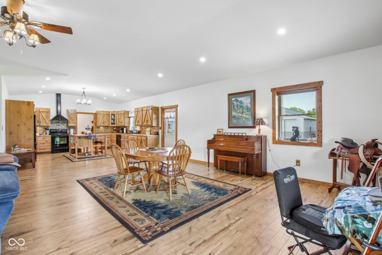 Listing Image 12