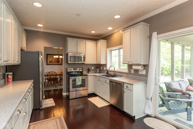 Listing Image 11