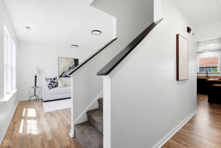 Listing Image 5