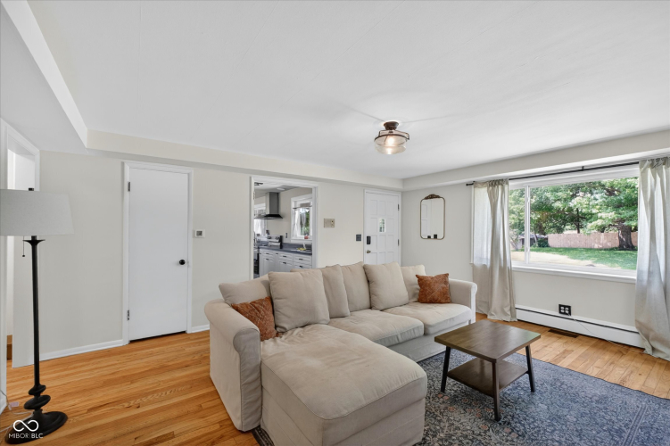 Listing Image 6