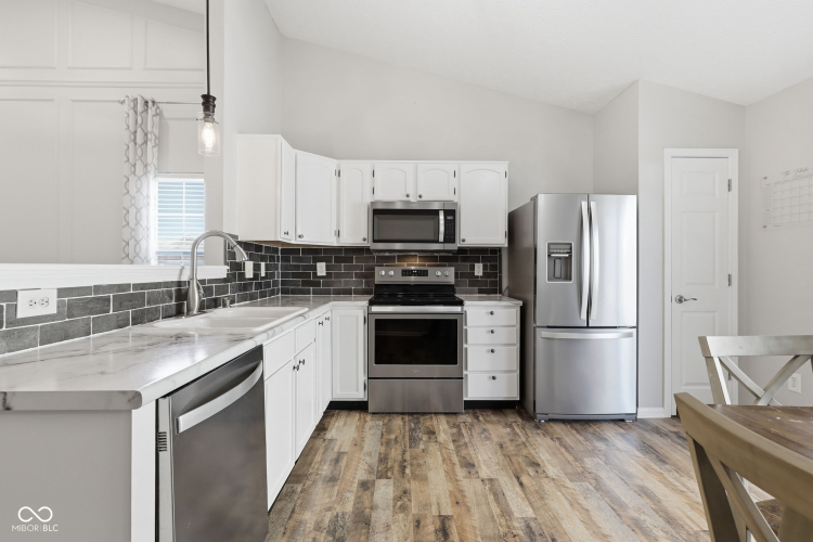 Listing Image 12