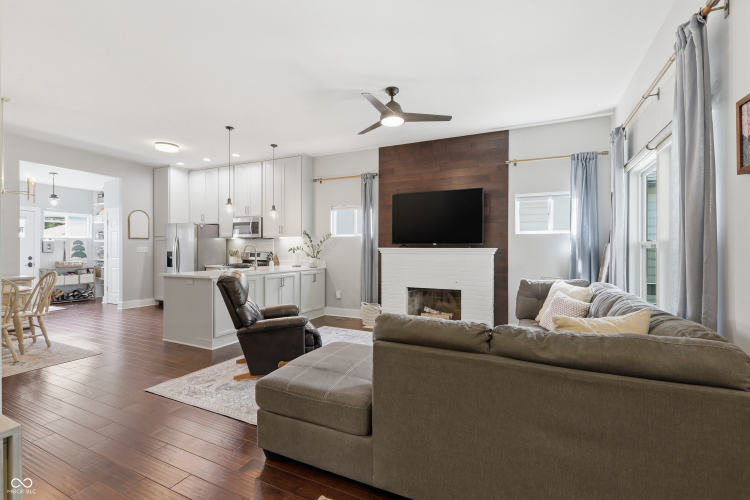 Listing Image 12