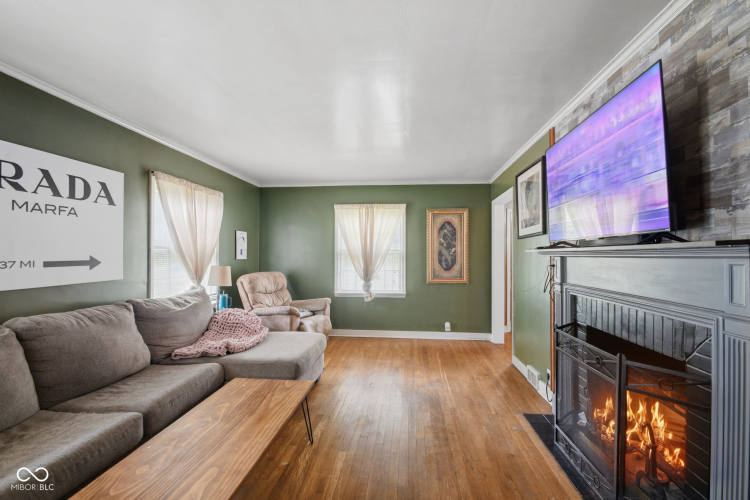 Listing Image 4