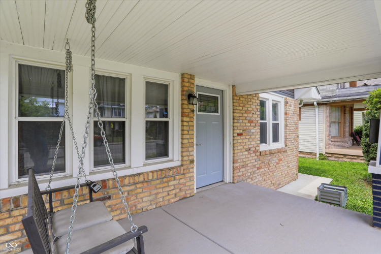 Listing Image 4