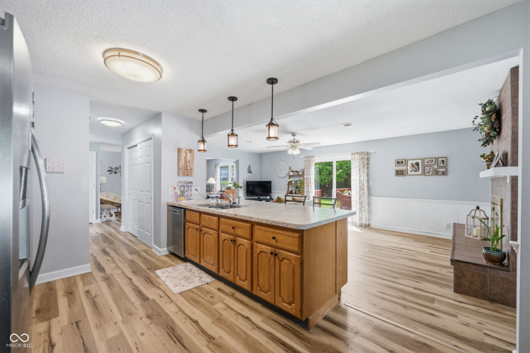 Listing Image 12