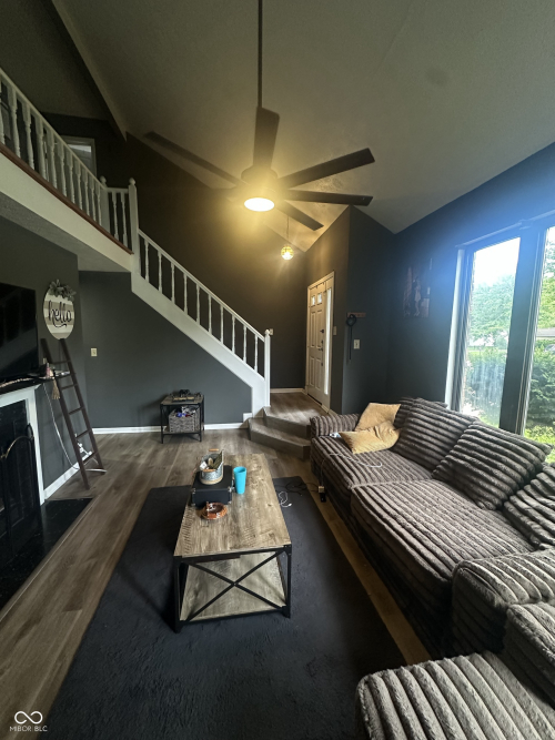 Listing Image 4