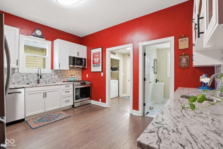 Listing Image 4