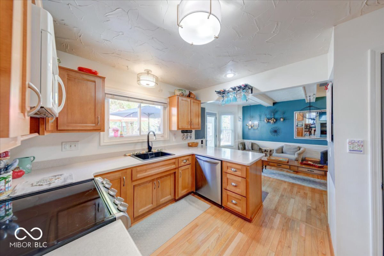 Listing Image 12
