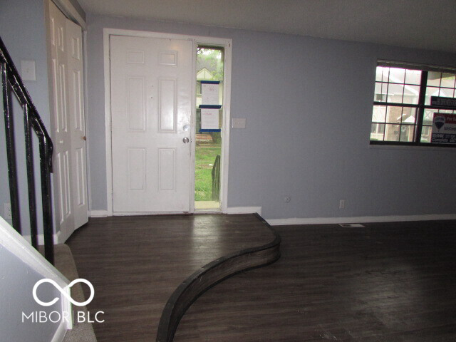 Listing Image 4