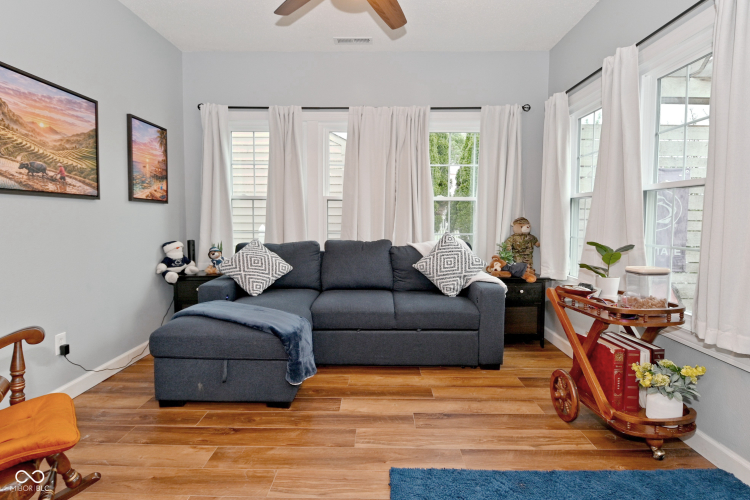 Listing Image 7