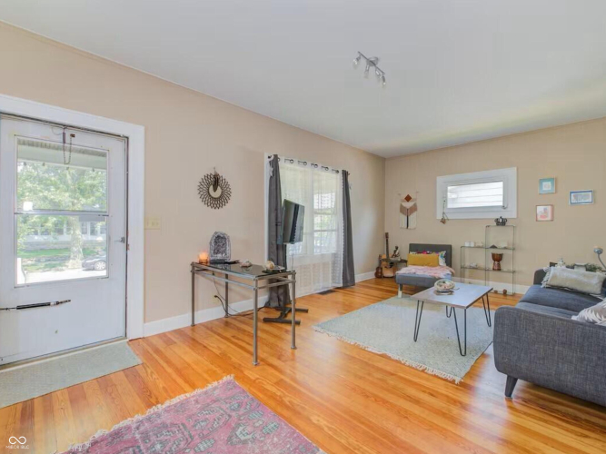 Listing Image 4