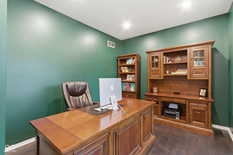 Listing Image 11