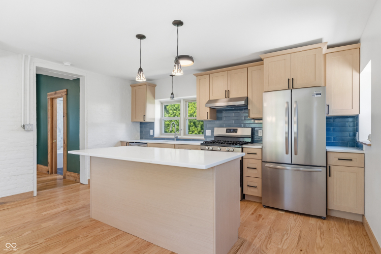 Listing Image 12