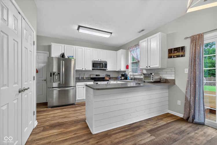 Listing Image 12