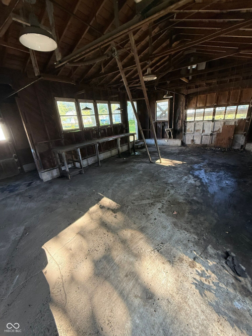 Listing Image 4