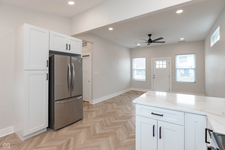 Listing Image 12