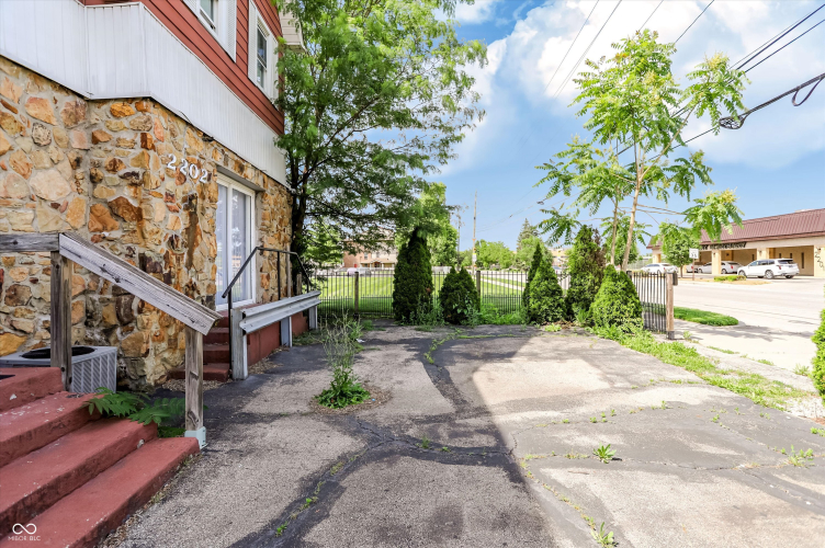 Listing Image 4