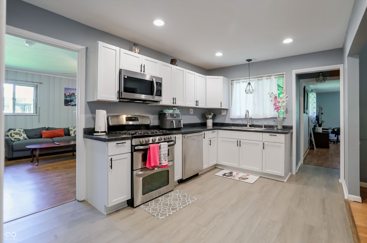 Listing Image 12