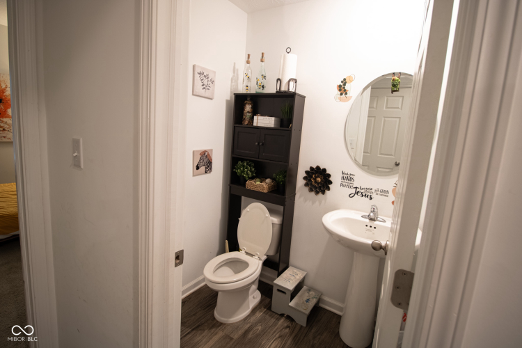 Listing Image 5