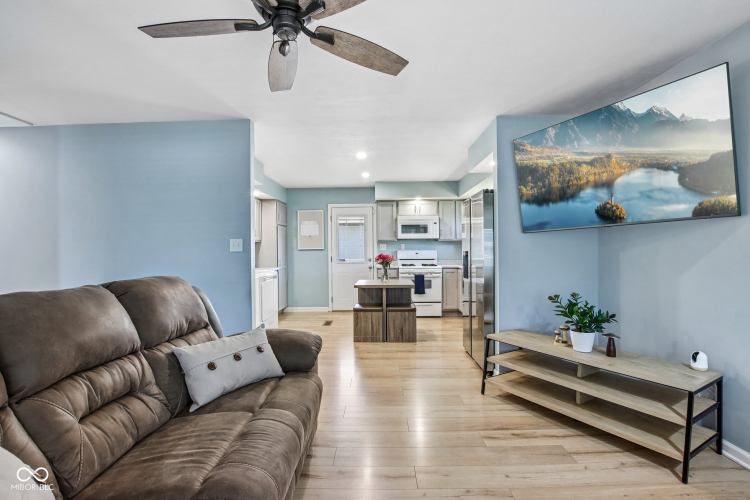 Listing Image 11