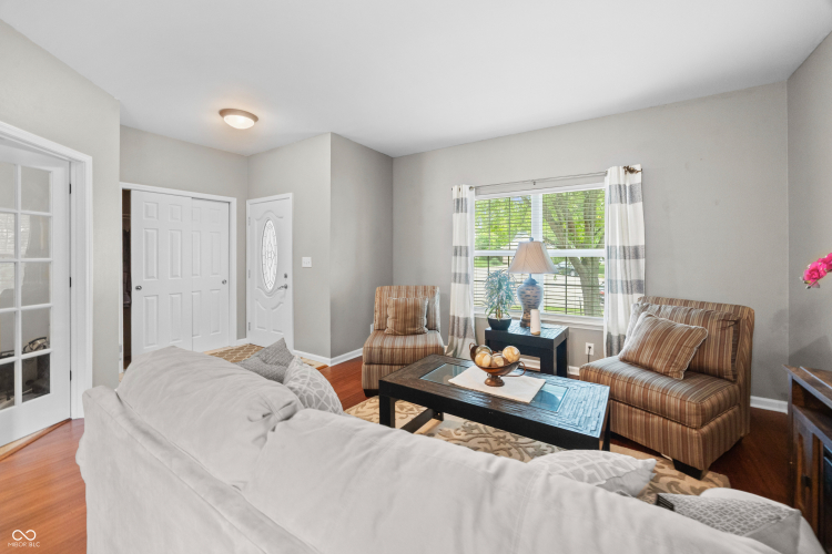 Listing Image 4