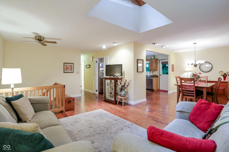 Listing Image 10