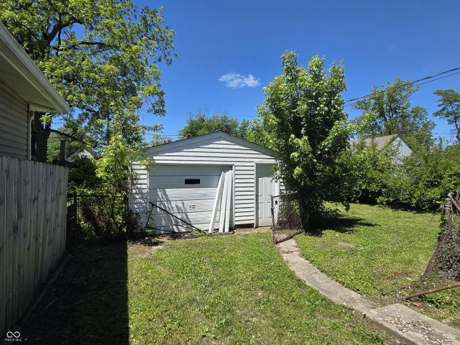 Listing Image 4
