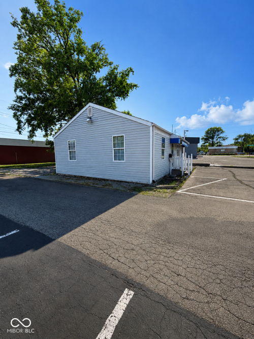 Listing Image 4
