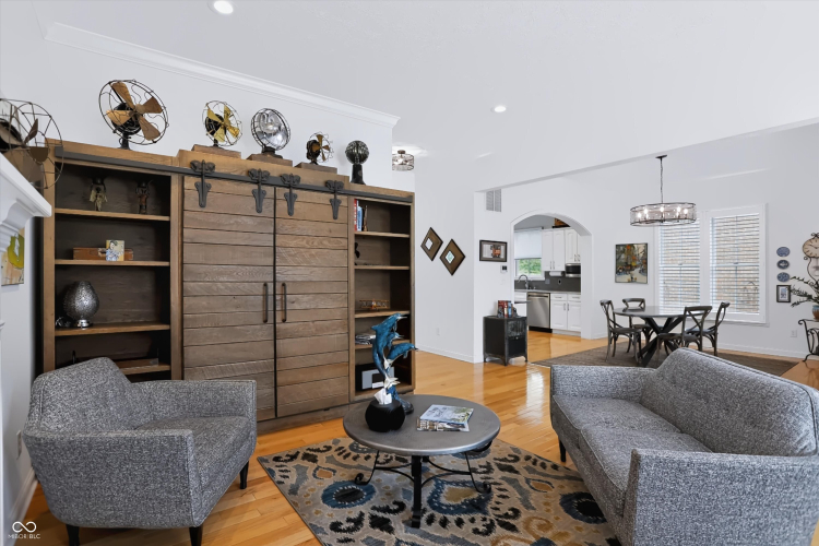 Listing Image 6