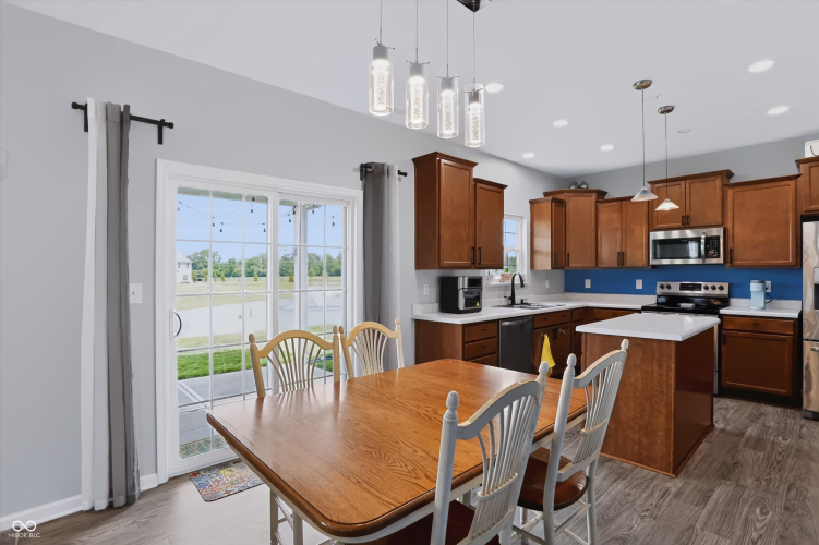 Listing Image 10