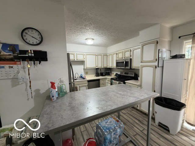 Listing Image 4