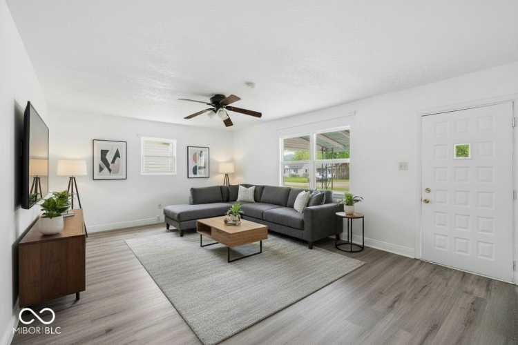 Listing Image 4