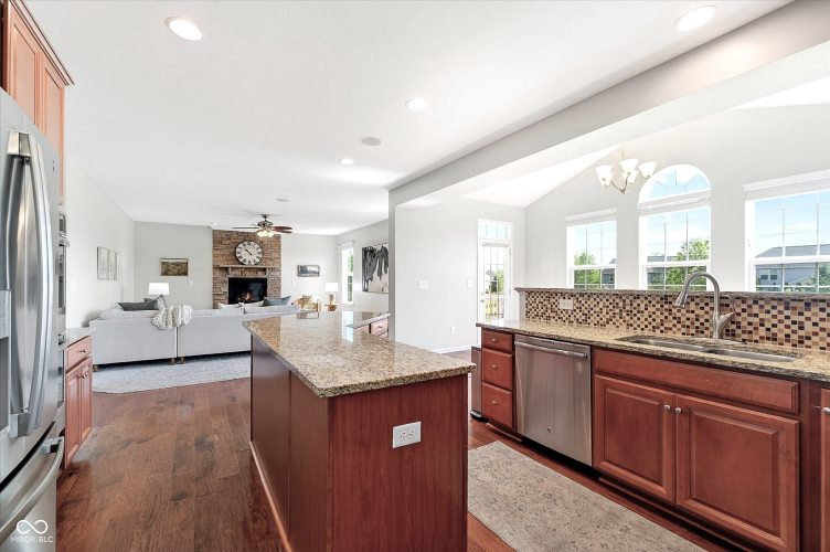 Listing Image 12