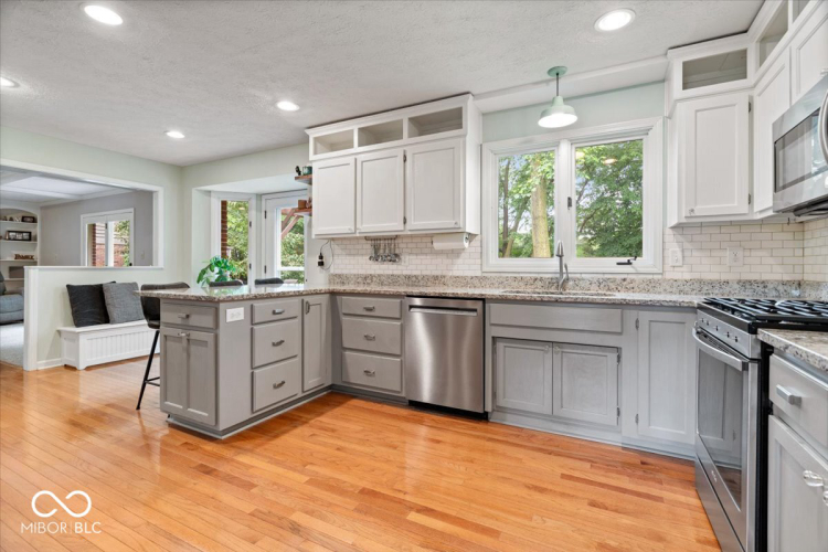 Listing Image 12