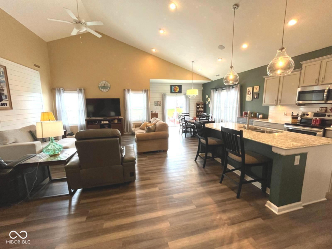 Listing Image 10
