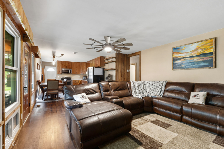Listing Image 10