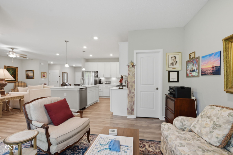 Listing Image 12